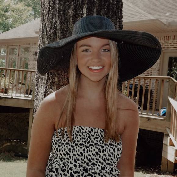 Meet your Posher, Carly - Picture 1 of 1